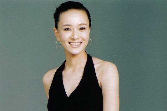 演员石爻近照，科技之光下的重塑自我