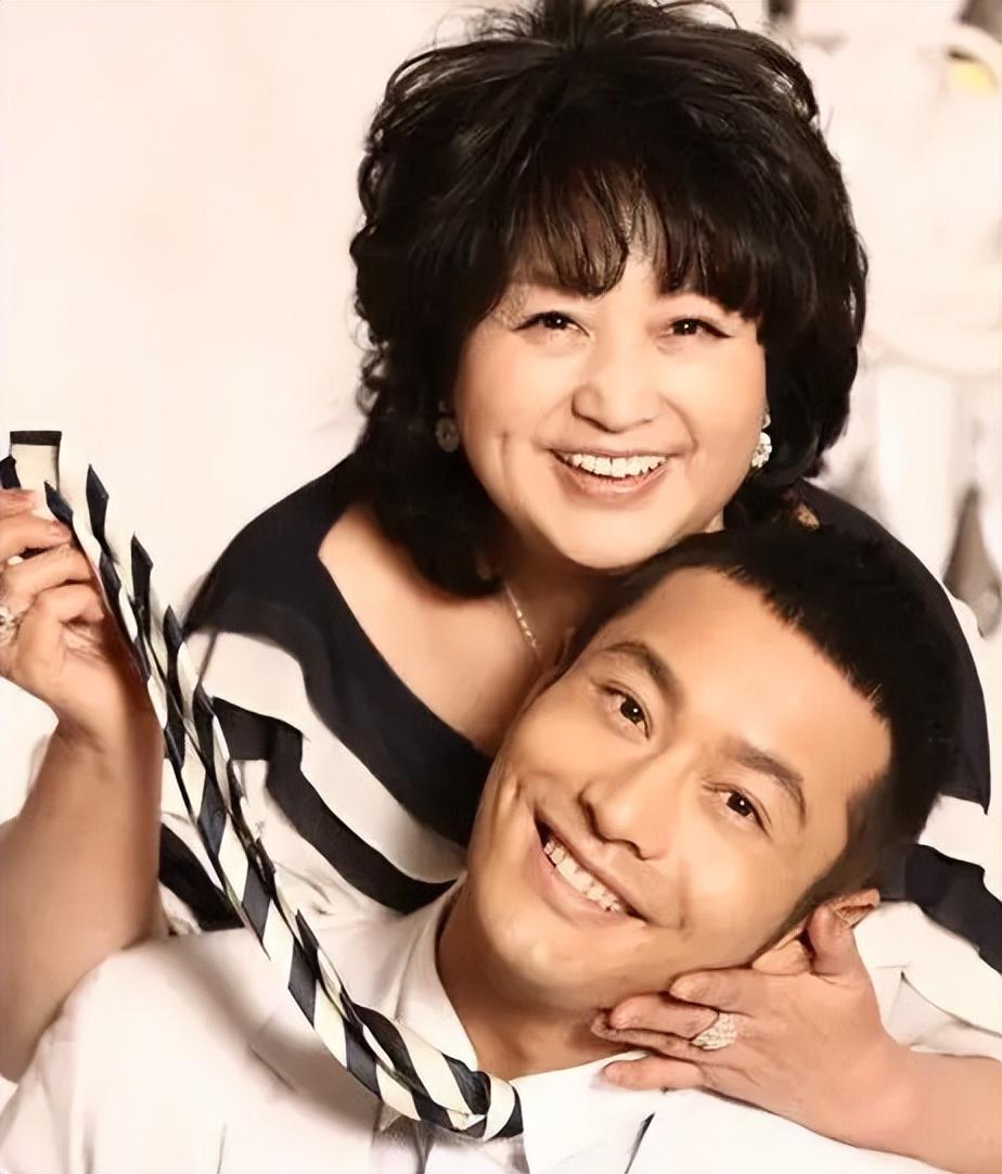 黄晓明儿子最新照片揭秘，科技小宝贝展现未来生活新面貌
