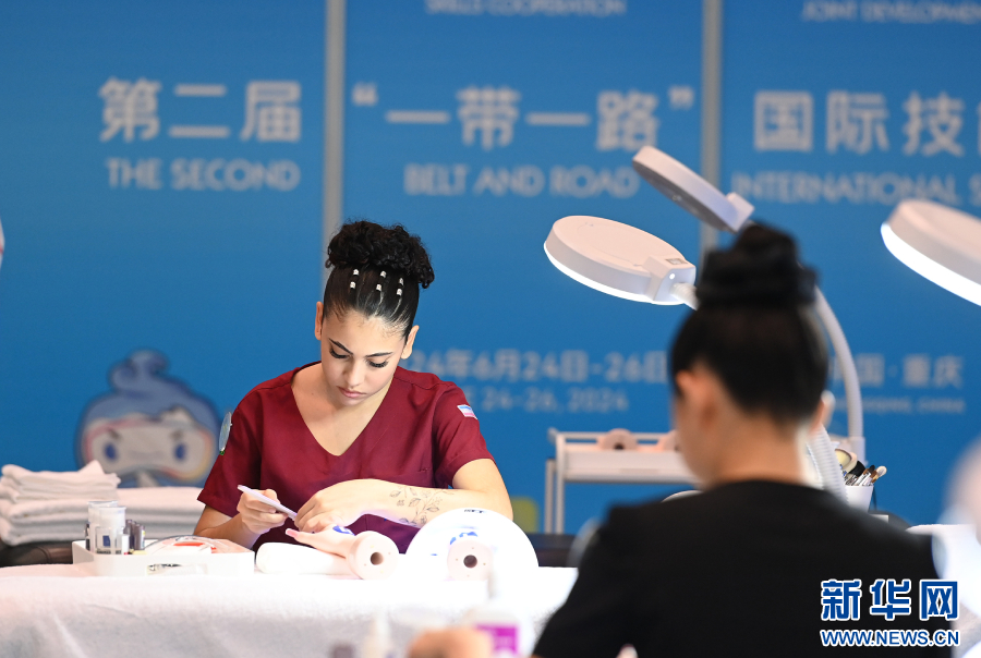 国际美容比赛，自然美景中的心灵之旅与内心平和之美的探寻