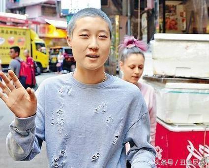 吴卓林最新头型与心灵之旅，自然美景下的独特风采