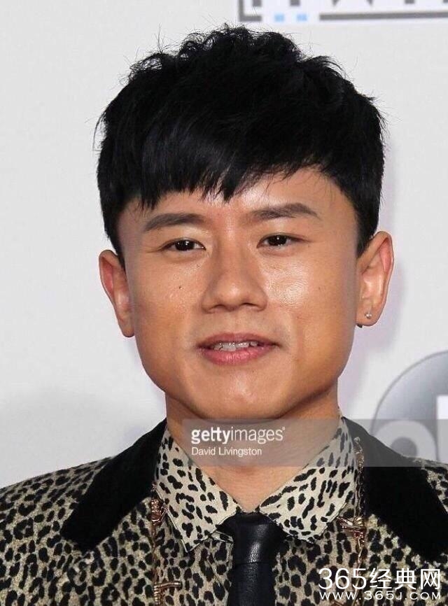 皮肤黝黑的男明星，自信毅力铸就荧屏舞台励志传奇