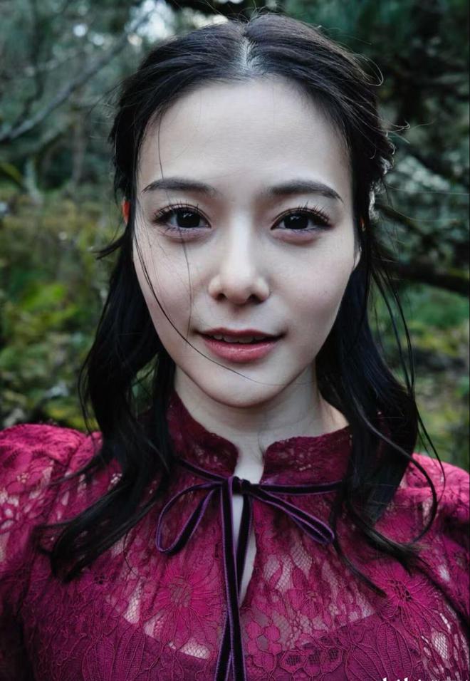 演员高宁宁与自然美景的浪漫之旅